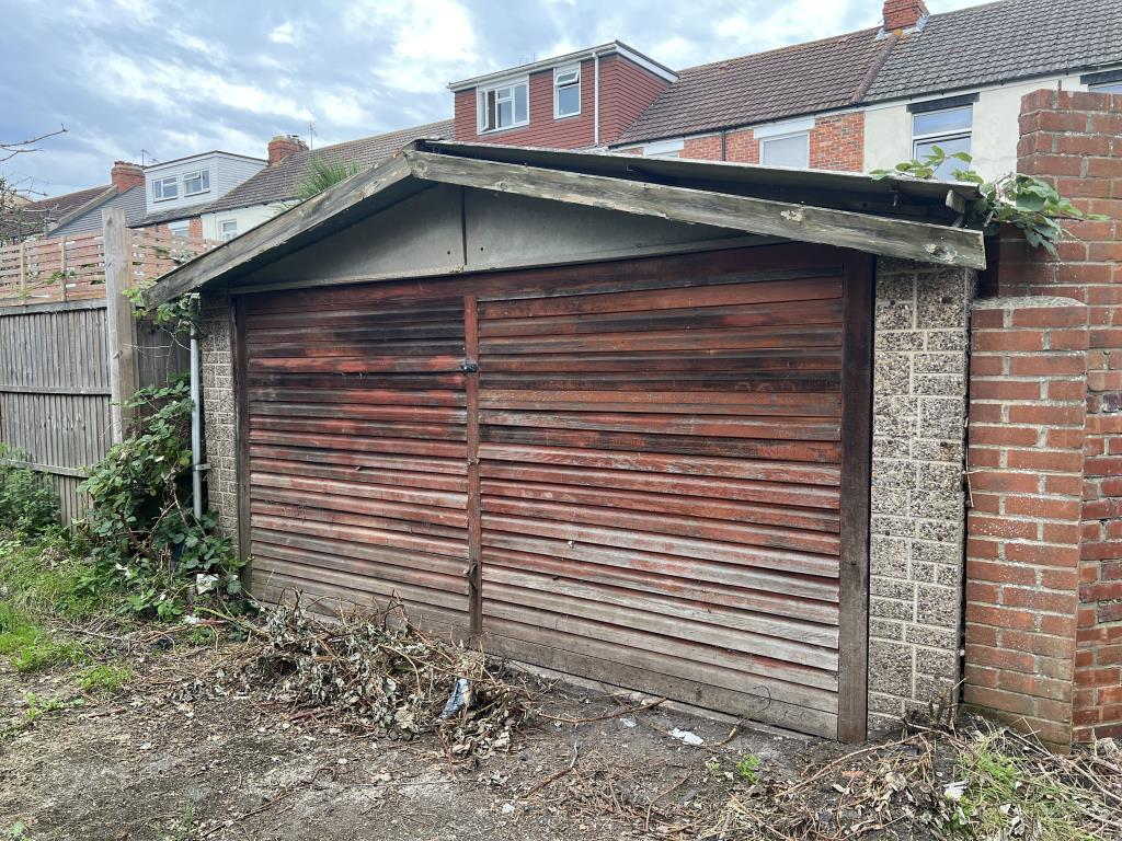 Lot: 78 - END-TERRACE THREE-BEDROOM HOUSE - Garage